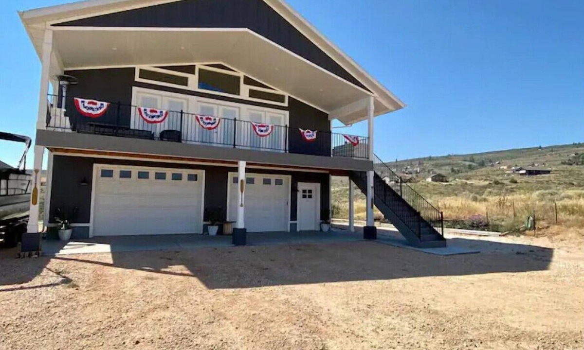 Sweetwater House | Serene Mountain Getaway + private hot tub! Outdoor adventure or solitude awaits.