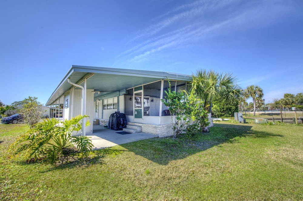 Crawfordville Cabin | Serene Waterfront Getaway: Perfect Vacation Rental for Families in Wakulla County, FL