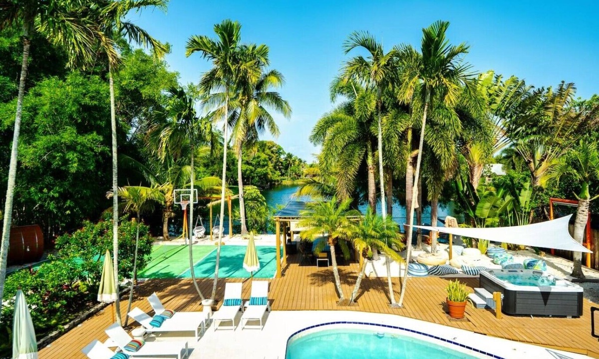 Lake Clarke Shores Villa | Serenity Stays ~ Waterfront, Pickleball, Hot Tb, Cinema, Sauna, Pool