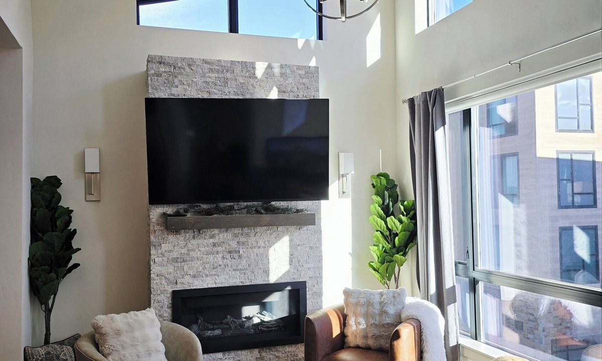 Silverthorne Condo | Silverthorne Ski Loft - Garage Parking, Hot Tub, Downtown & Minutes to Slopes