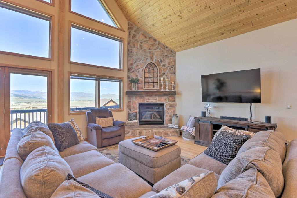 Innsbruck Val Moritz House | Ski + Bike: Home w/Deck & Hot Tub in Granby!