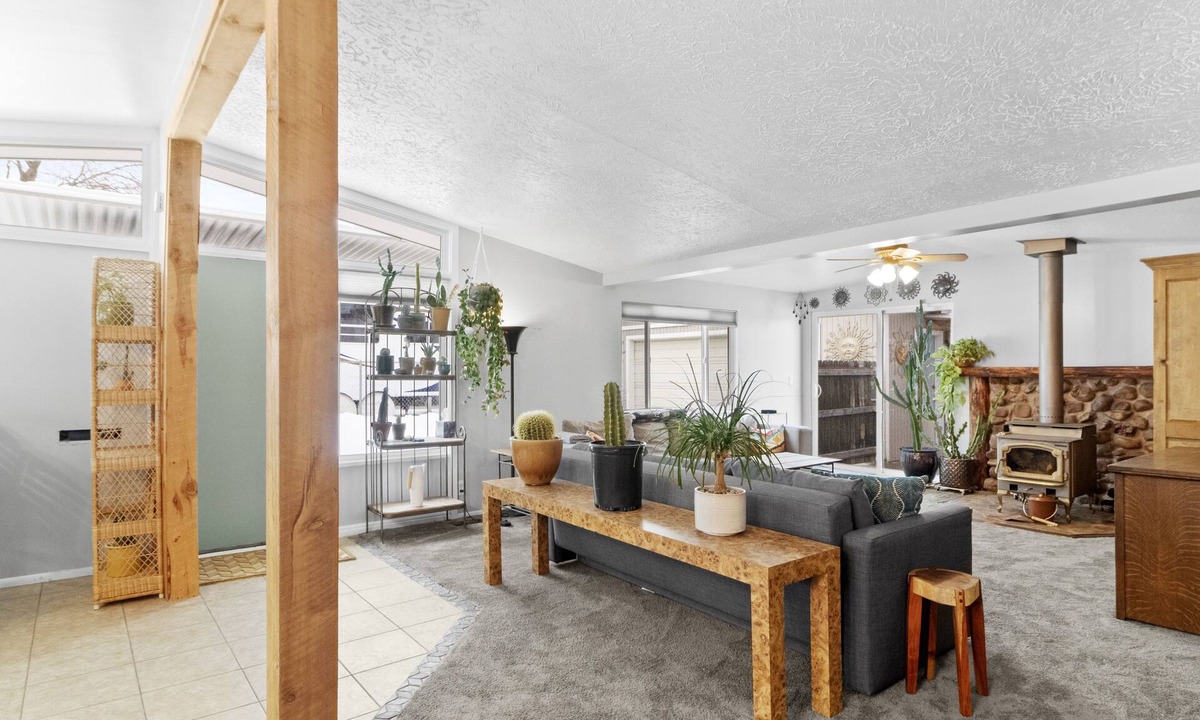 Cottonwood Heights House | SKI BUS MTN View Home Wood stove Cottonwood Cottage Hot Tub Grill WiFi Games