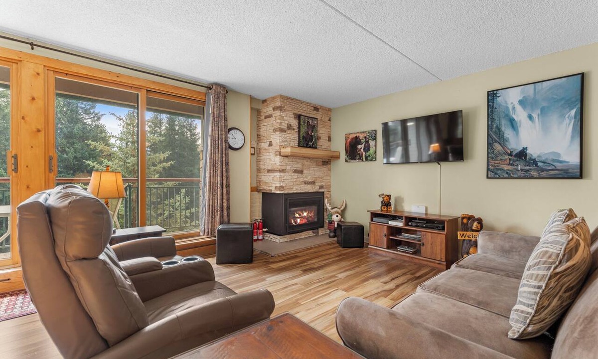 Peak 8 Condo | Ski-In Comfort: 2BR Breckenridge Village Retreat w/Pool & Views
