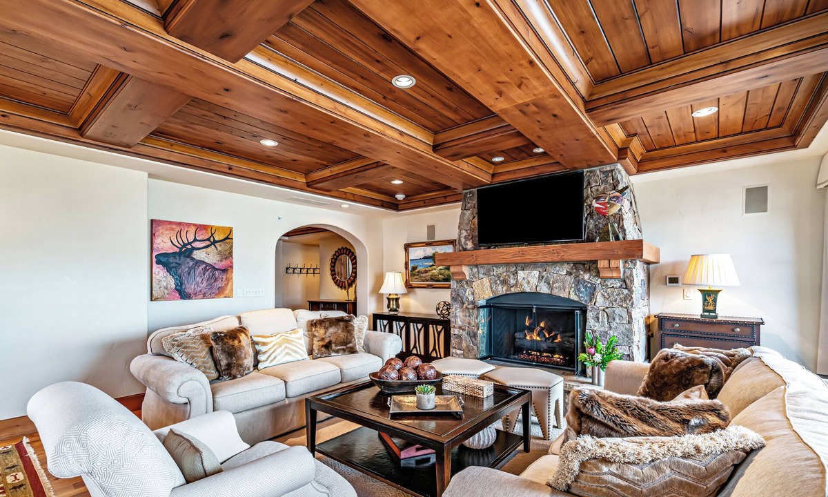 Avon Hotel | Ski-In/Out Penthouse | 10th Floor Ritz-Carlton Bachelor Gulch | By Cuvée