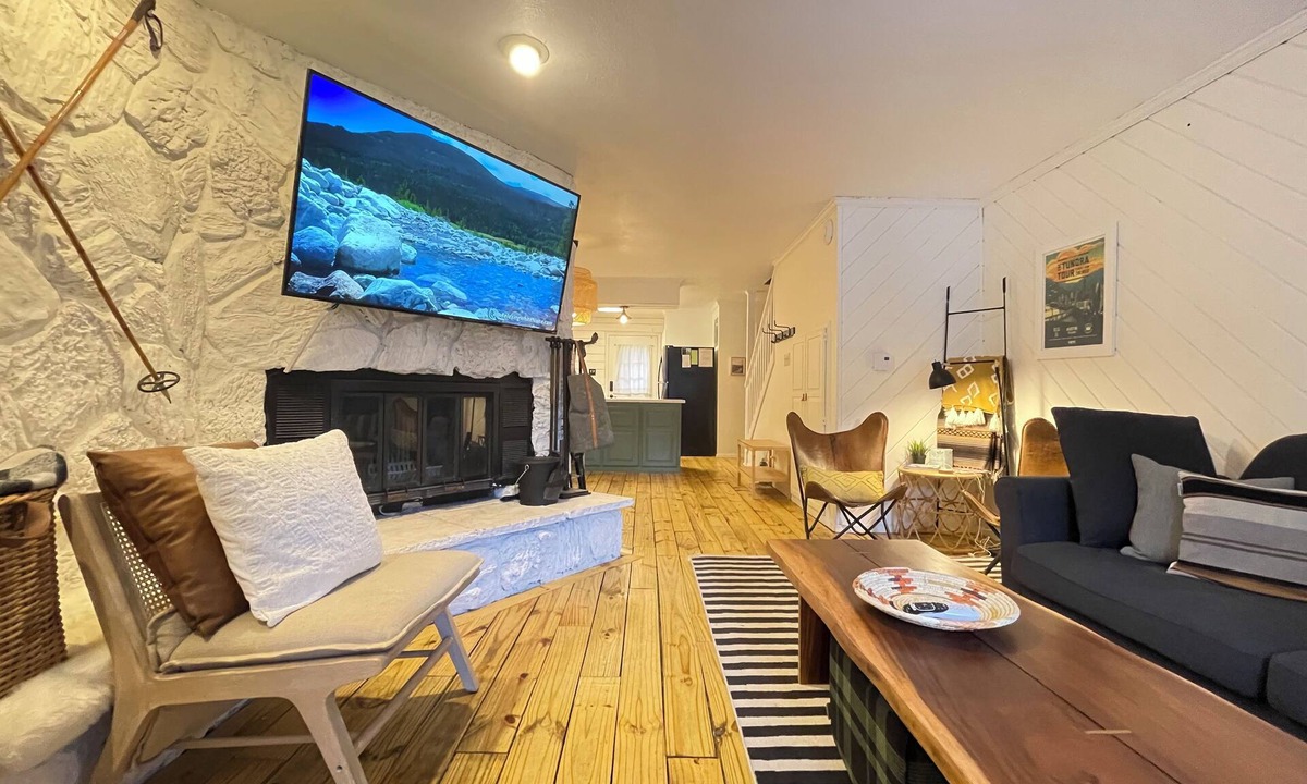 Red River House | Ski-In/Ski-Out, 2 Units, sleeps 17, Steps to Lifts, Large Families & Groups