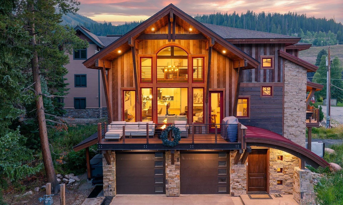 Old Town House | Slopeside Luxury Chalet I Hot Tubs I Firepit I Views I Game Room I Theatre I Discounted Attractions