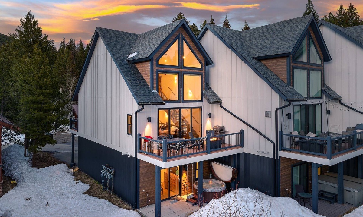 Old Town House | Slopeside Villa 125 I Private Hot Tub I Ski Views I Arcade I Bunk Room I Discounted Attractions