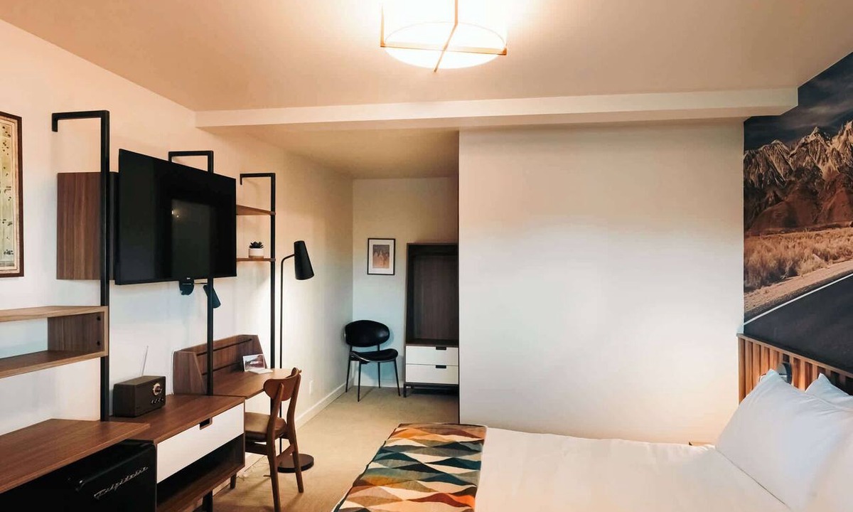 Hale Apartment | Snowy Peaks Getaway | La Vista Motel | 212