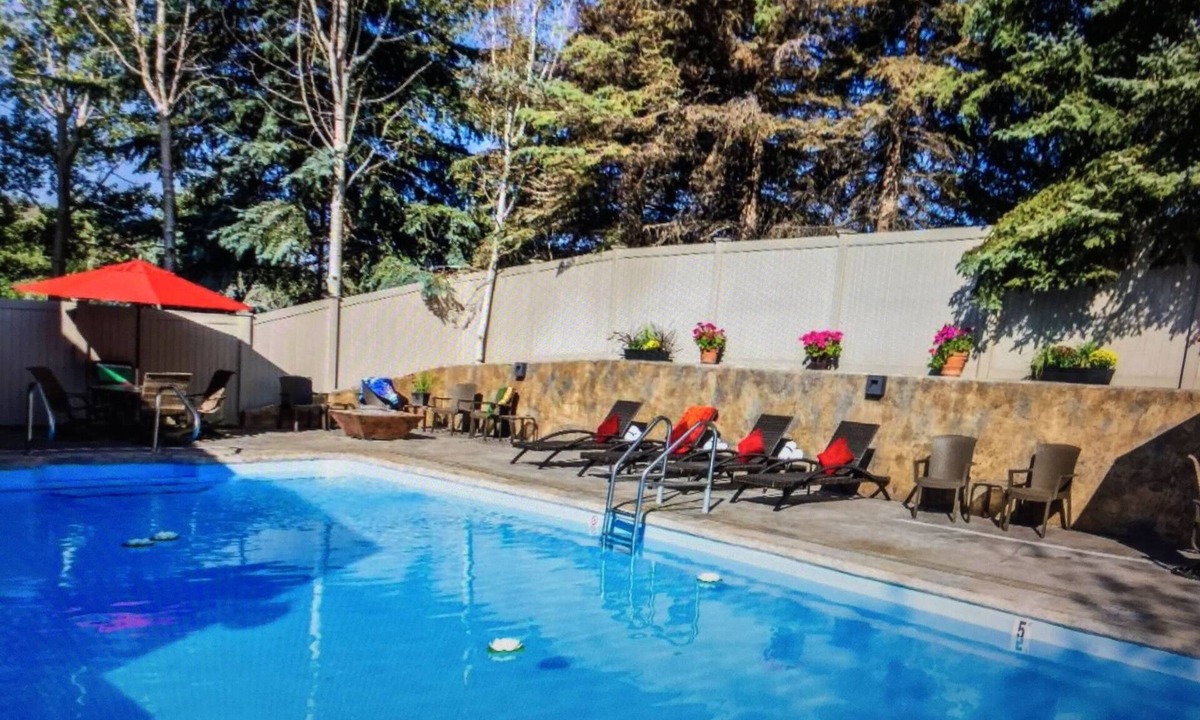 Avon Hotel | Spacious 3 Bedroom Suite, free parking, heated pool, hot tubs, fitness room.