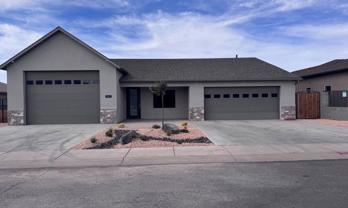 Page House | Spacious 4-bedroom house in charming Page with Indoor boat parking!