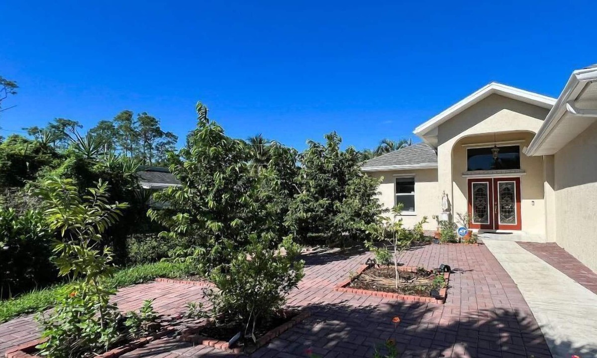 East Naples House | spacious 4 Bedrooms ,3 Bathrooms Home, in the center of everything in Naples Fl.