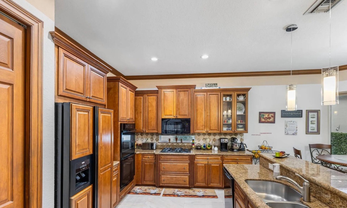 Versailles House | Spacious 5-bedroom house in charming Wellington with WiFi, AC