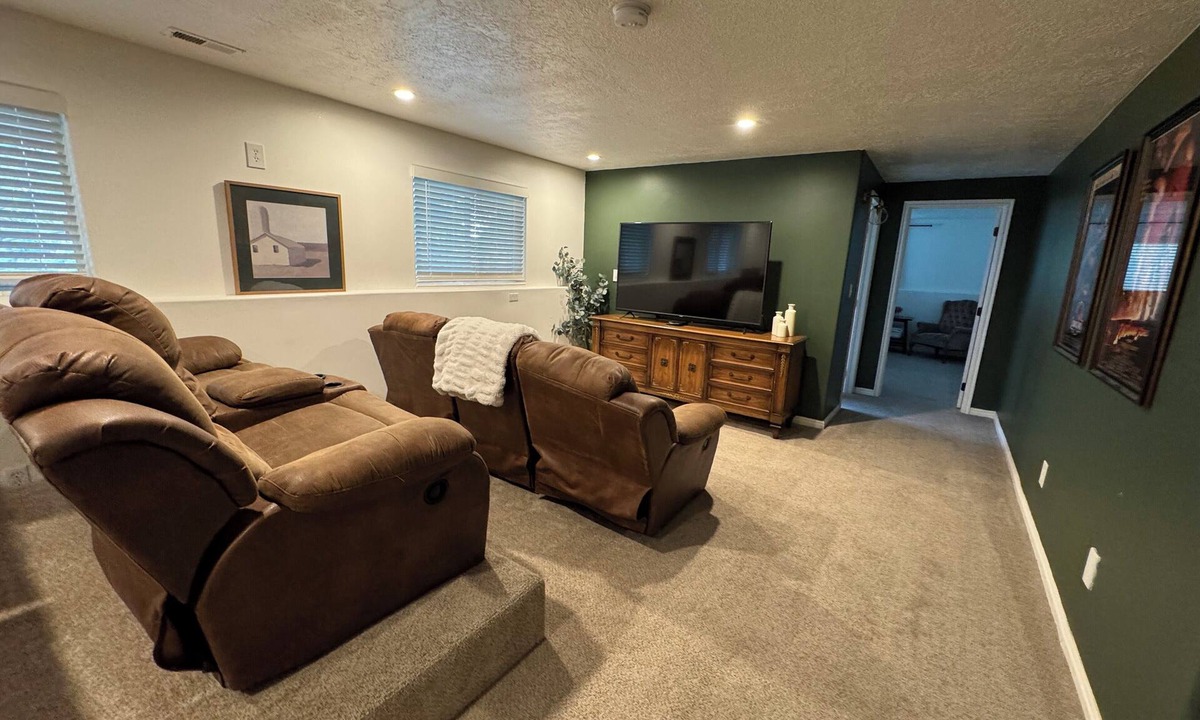 North Ogden House | Spacious 5-bedroom house in lovely North Ogden with Theater, Games and Hot Tub