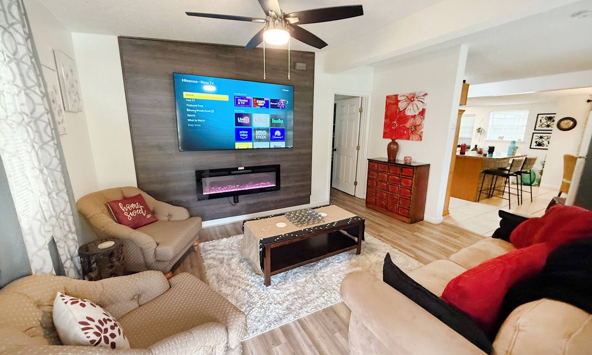 Griffin Heights House | Spacious 5 Bedroom Home, two blocks to FSU. Oversized parking for up to 8 cars