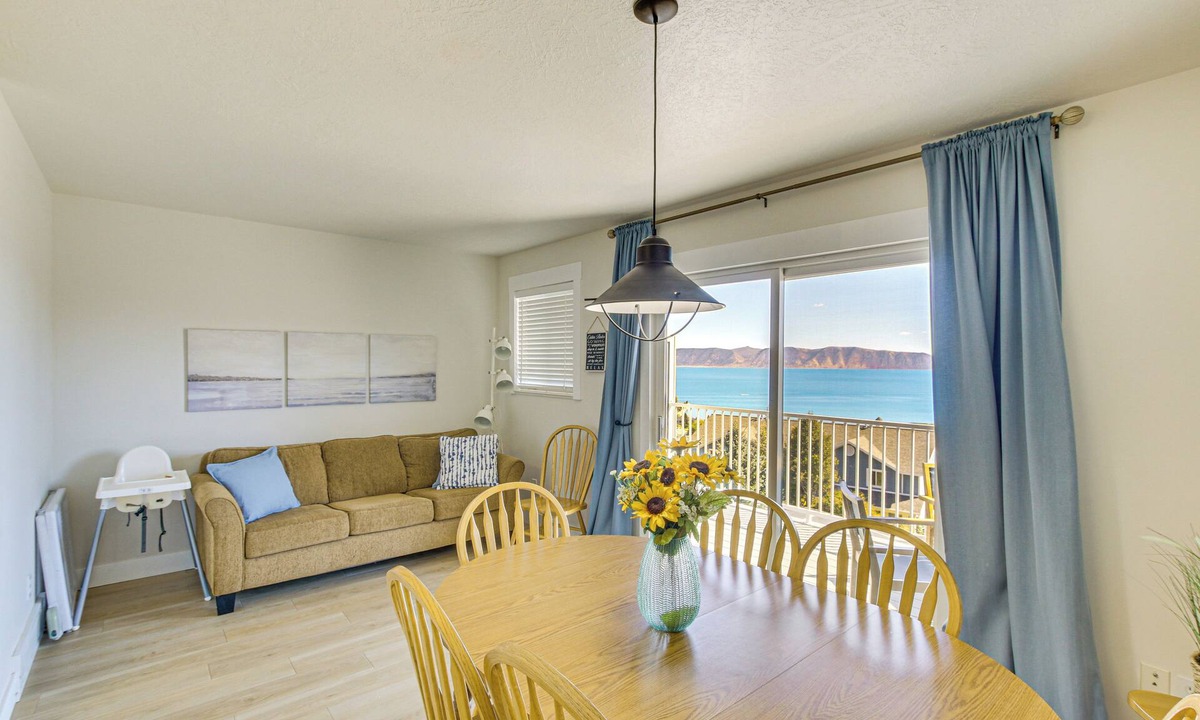 Harbor Village Apartment | Spacious Garden City Townhome w/Lake Views!
