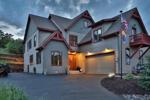 Glenwood Springs House | Spacious Glenwood Springs Getaway w/Game Room!