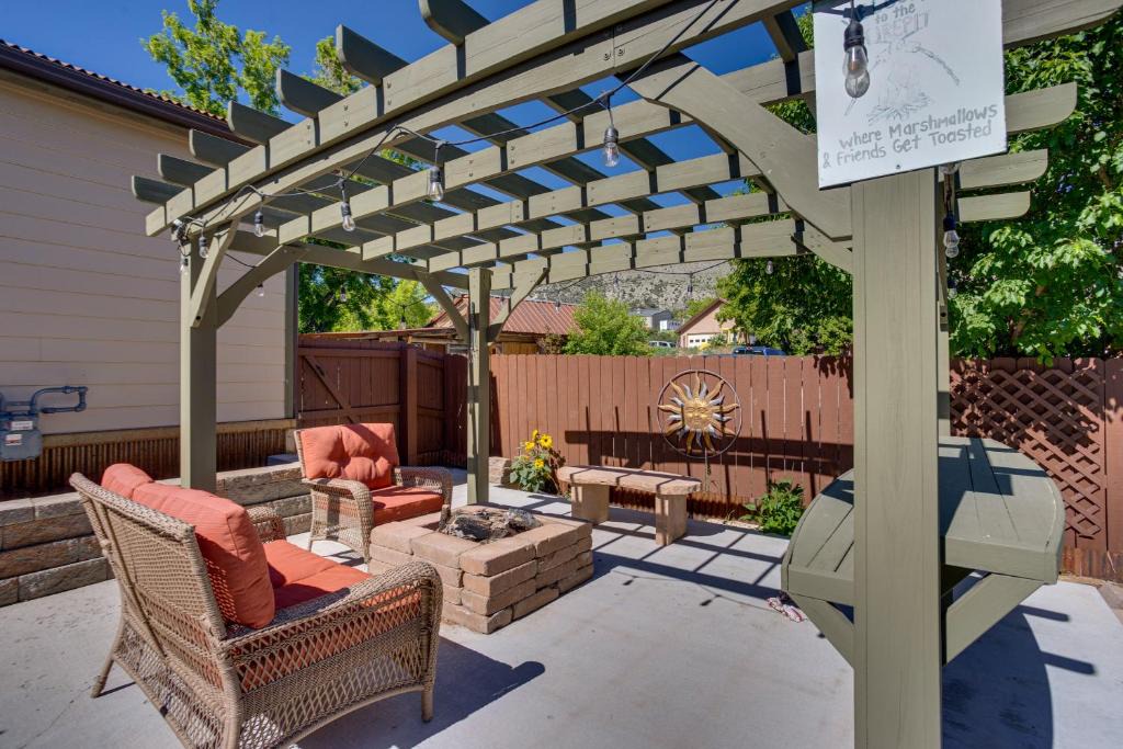 Ridgway House | Spacious Home w/Deck: 5 Mi to Ridgway State Park!