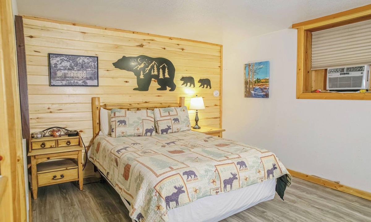Estes Park Hotel | Spacious Lower Level Hotel 2-Bedroom with Views 106