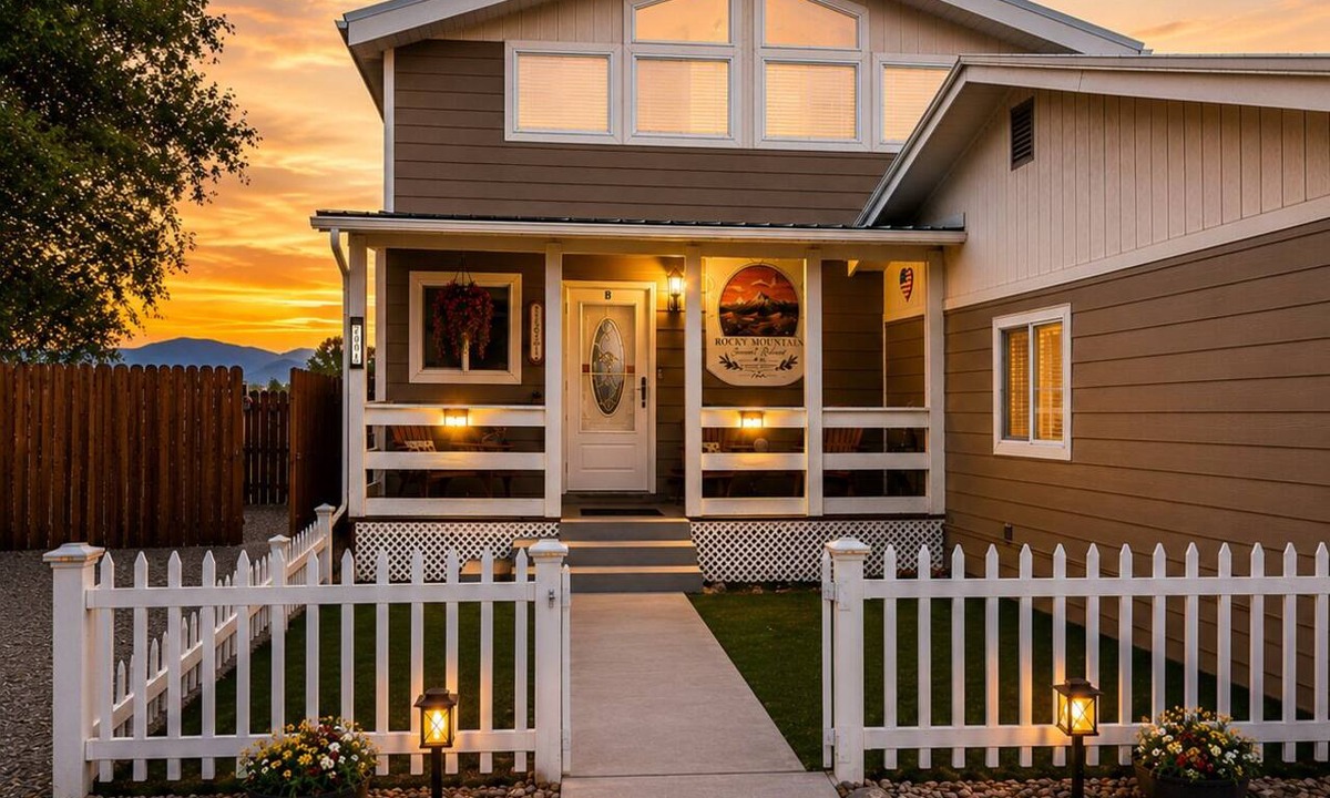 Alamosa House | Spacious - Three king rooms, two living rooms in a quiet neighborhood