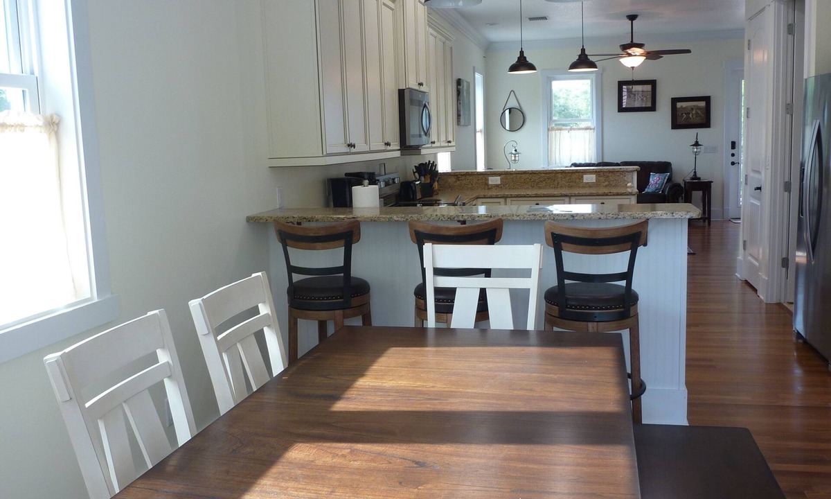 Steinhatchee House | Stargazer - Steinhatchee Landings, Sleeps 10 Cottage is directly behind the pool