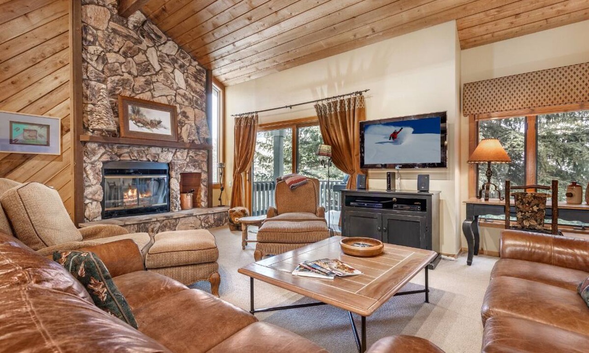 Avon Condo | Steps From Hiking - Outdoor Pool & Hot Tub - On Call Shuttle