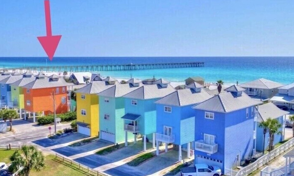 Lullwater Beach House | ☀️ Steps from the beach, shops, breathtaking views of the Gulf and private pool 🌴