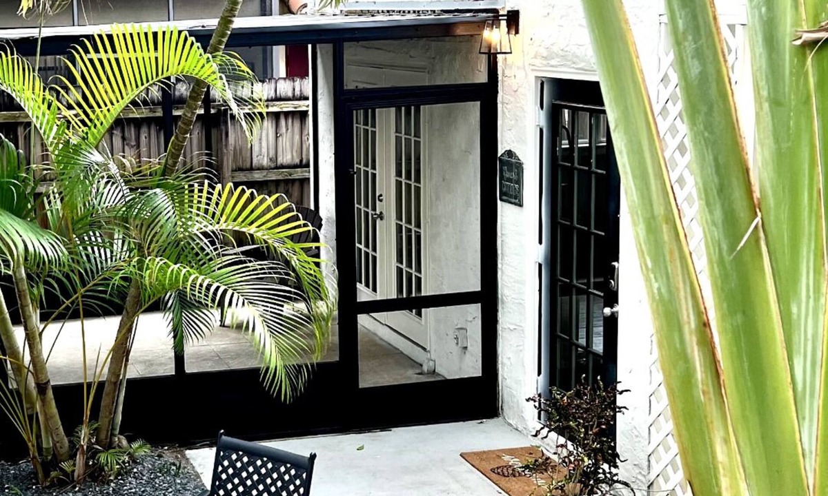 Parrot Cove Apartment | Studio with screened in porch within walking distance to downtown