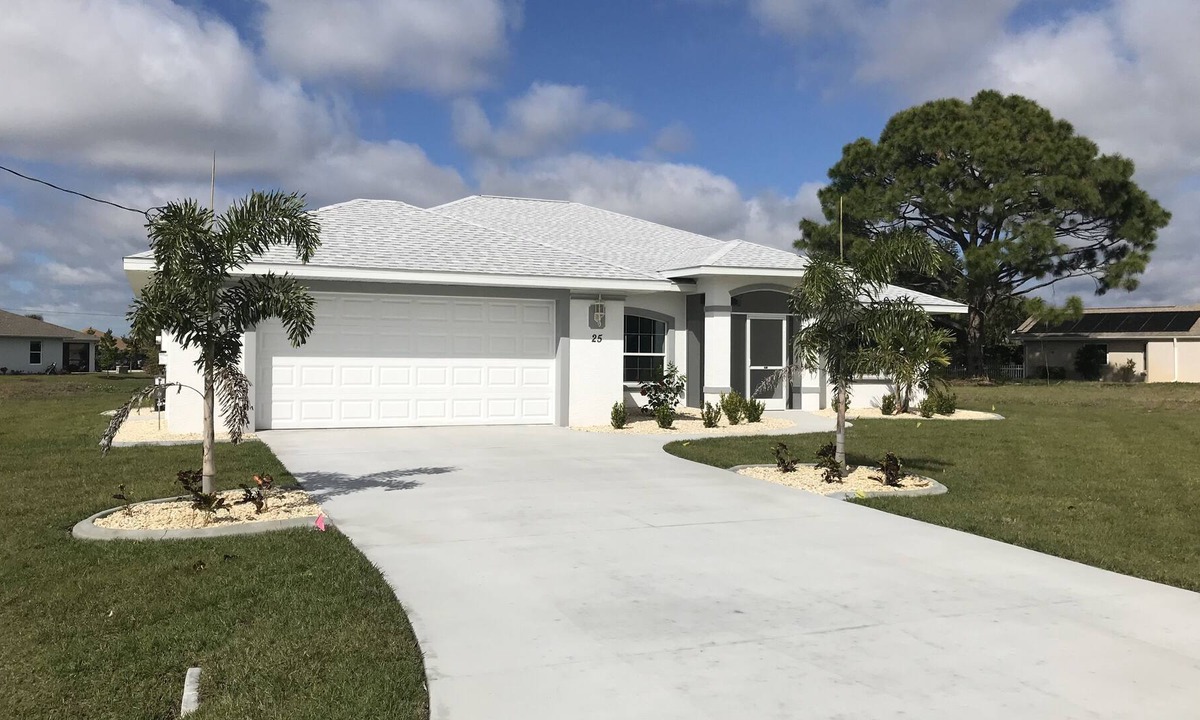 White Marsh House | Stunning Canal Front Retreat in Rotonda West: A Picturesque Waterfront Getaway