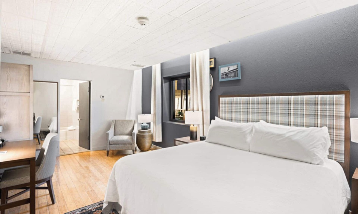 Glenwood Springs Hotel | Stylish Downtown Glenwood Springs Stay Near Hot Springs & Dining