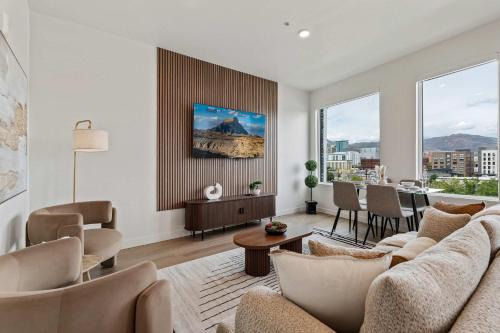 People's Freeway Apartment | Stylish SLC Getaway 2-Bed 2-Bath with Balcony