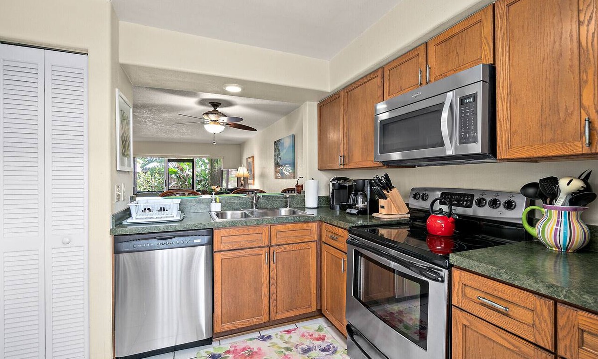 Historic Downtown Melbourne Condo | Summer Deals Patio, BBQ, close to Dining, Shopping, Beach, Golf, Kayak!