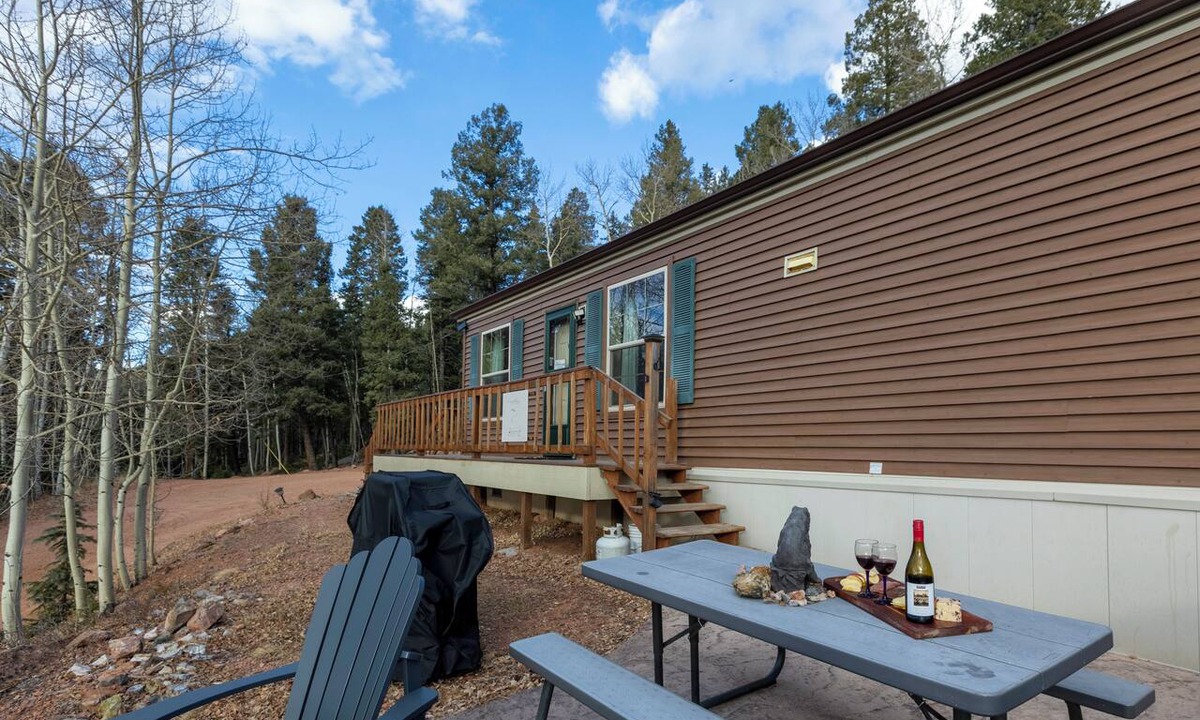 Cripple Creek Cabin | Summer Retreat-Private, Romantic, Dog-friendly, NEW Hot Tub, Hiking, Sunsets.