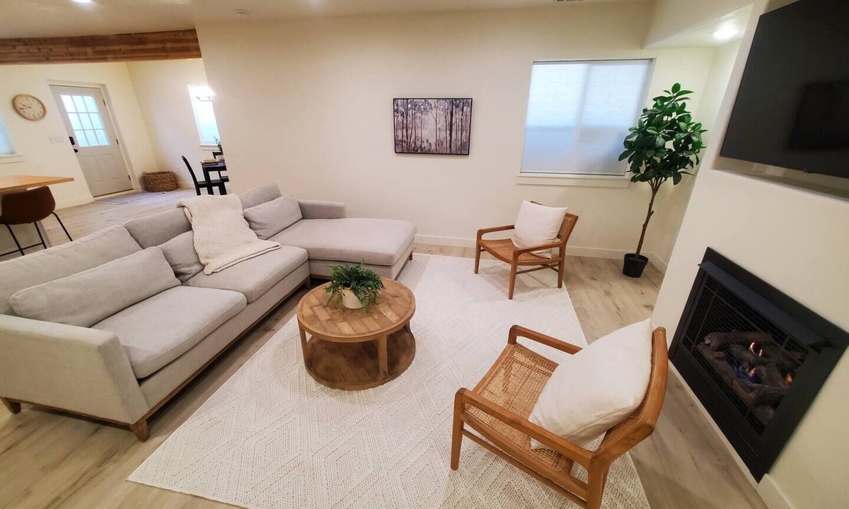 Utah County Apartment | Summit Creek Retreat - new, modern 2-bedroom apartment with fast fiber internet.