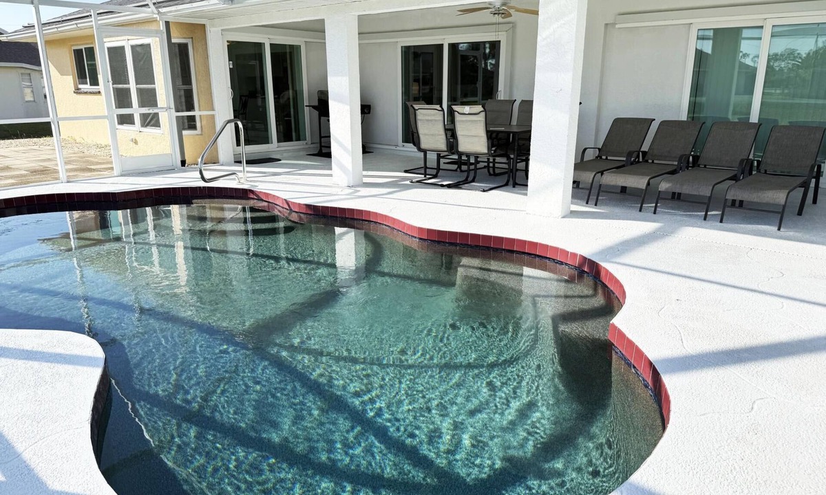 Broadmoor House | Sunny Pool Villa – Bikes, Beaches & Golf