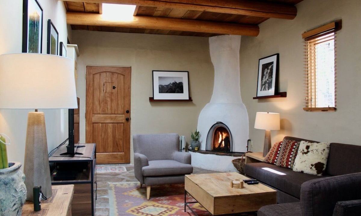 Taos House | Taos Adobe Experience - 4 blocks to Plaza - Hot Tub & Fireplace in Courtyard