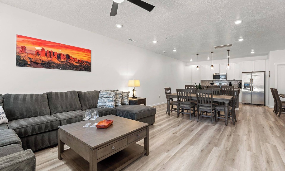 St. George House | Terra Retreat: Private Hot Tub, Resort Pools, Courts, Gym and more!
