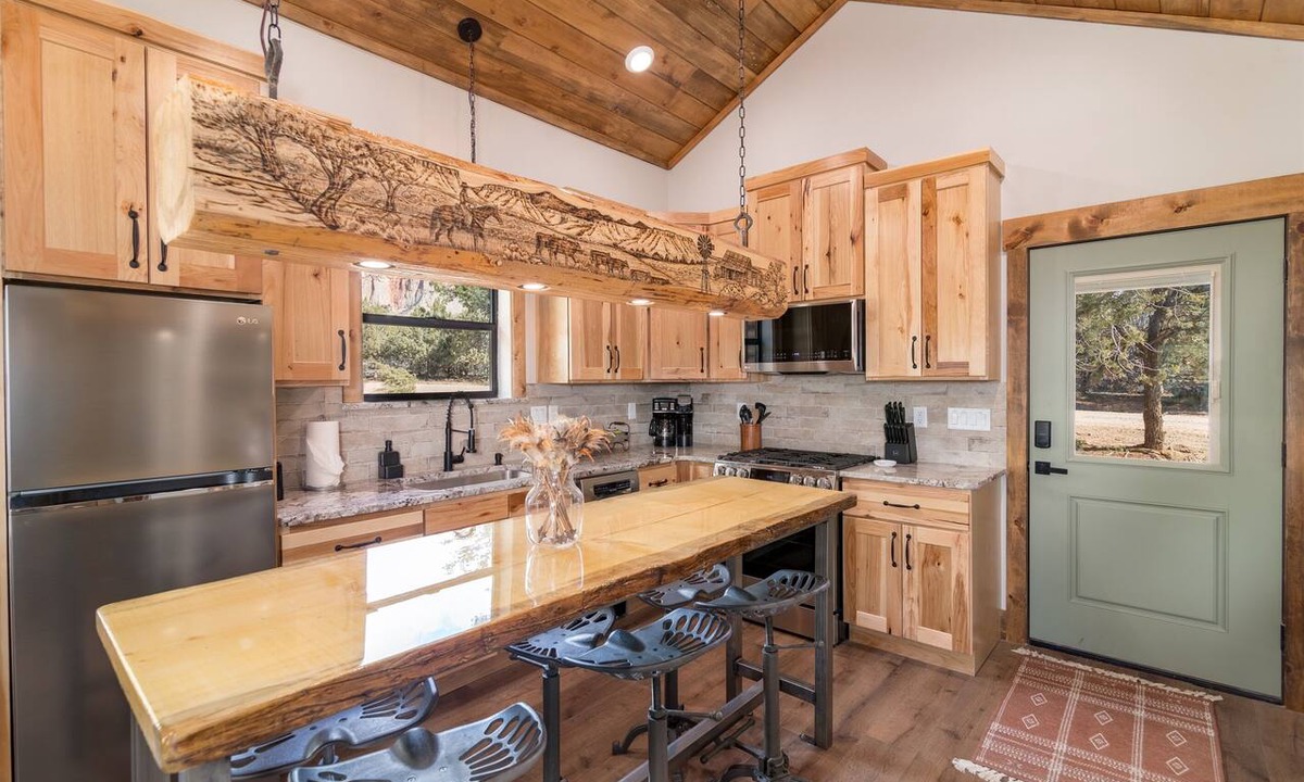 Orderville Cabin | The Bunkhouse | Zion & Bryce | Hot Tub | Fire Pit