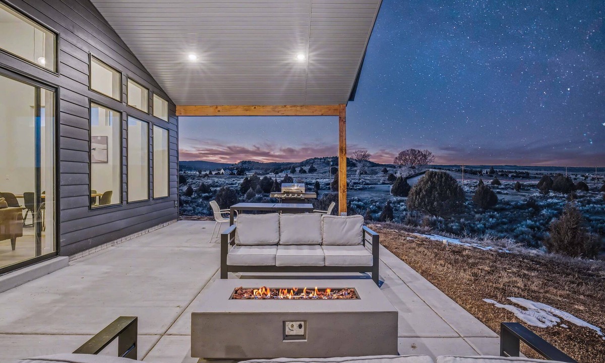 Hatch House | The Cliffs - Bryce Canyon-Zion- Hot Tub- Family Home Sleeps 10