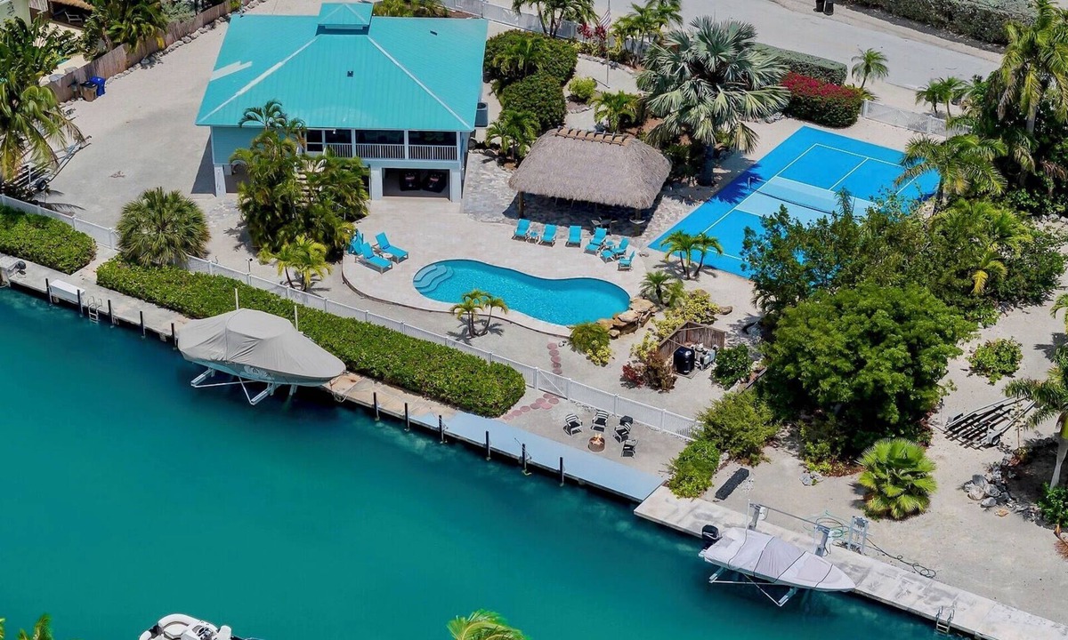 Sugarloaf Shores House | *THE COMMODORE’S REFUGE* Pool & Pickleball + Last Key White Glove Service.