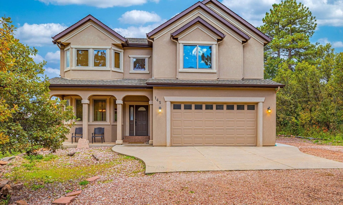 Palmer Lake House | The Glen House, a lovely 4 bedroom home in Palmer Lake, with hot tub, and views!