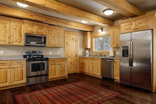 Meadow View Heights House | The Moccasin Lodge with Hot Tub and Fire Pit Escape