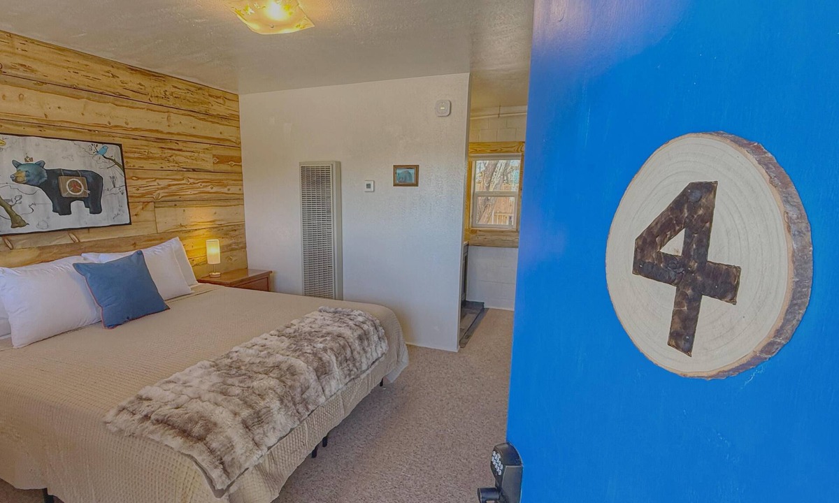 Bluff Hotel | The Mokee Motel (Room 4)
