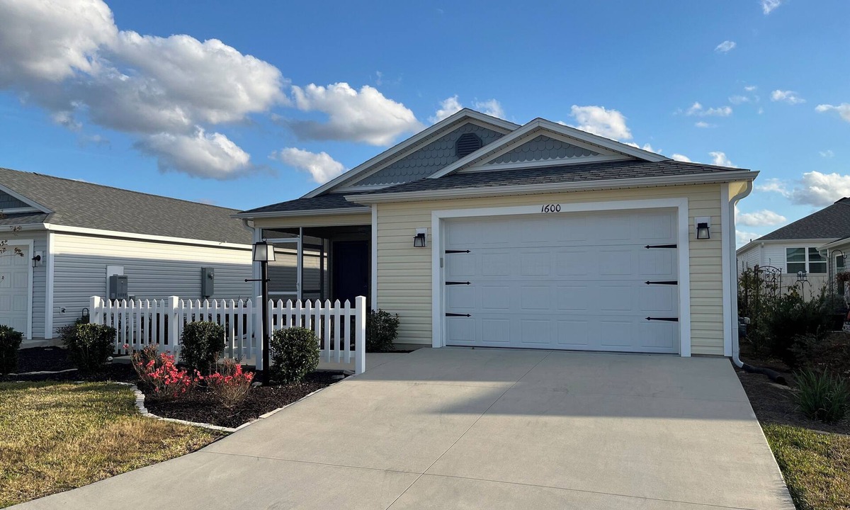 Okahumpka Villa | The Villages Florida - Cozy 2 Bedroom 2 Bath villa in Village of Lake Denham!