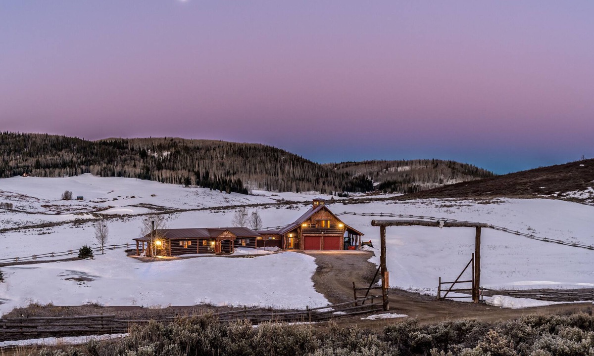 Clark Bed & Breakfast | The Woof Ranch Bed & Breakfast by Hahns Peak