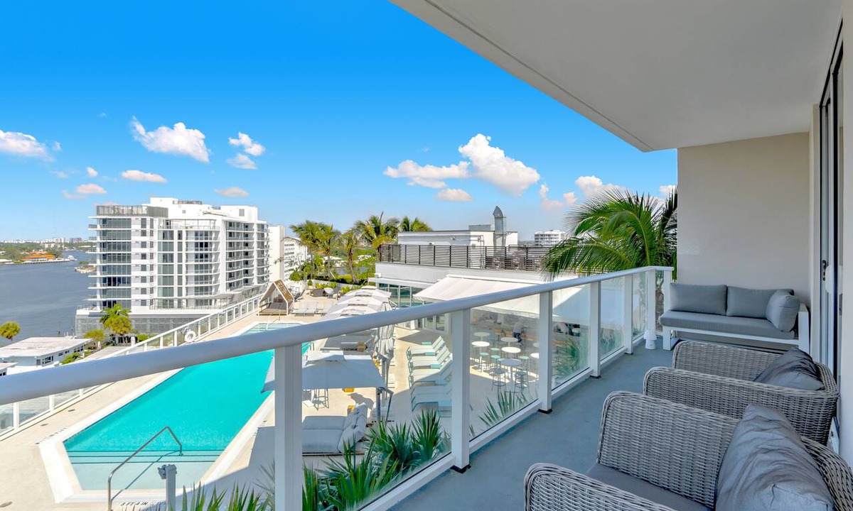 Central Beach Condo | Tiffany Hazel: 10th FL, Rooftop Pool, Gym, & Walk to Beach