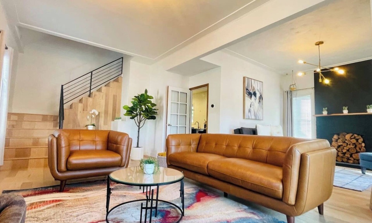 East Central House | Timeless & Timber | 5B/5b, Fire Pit, Yard * Dogs *