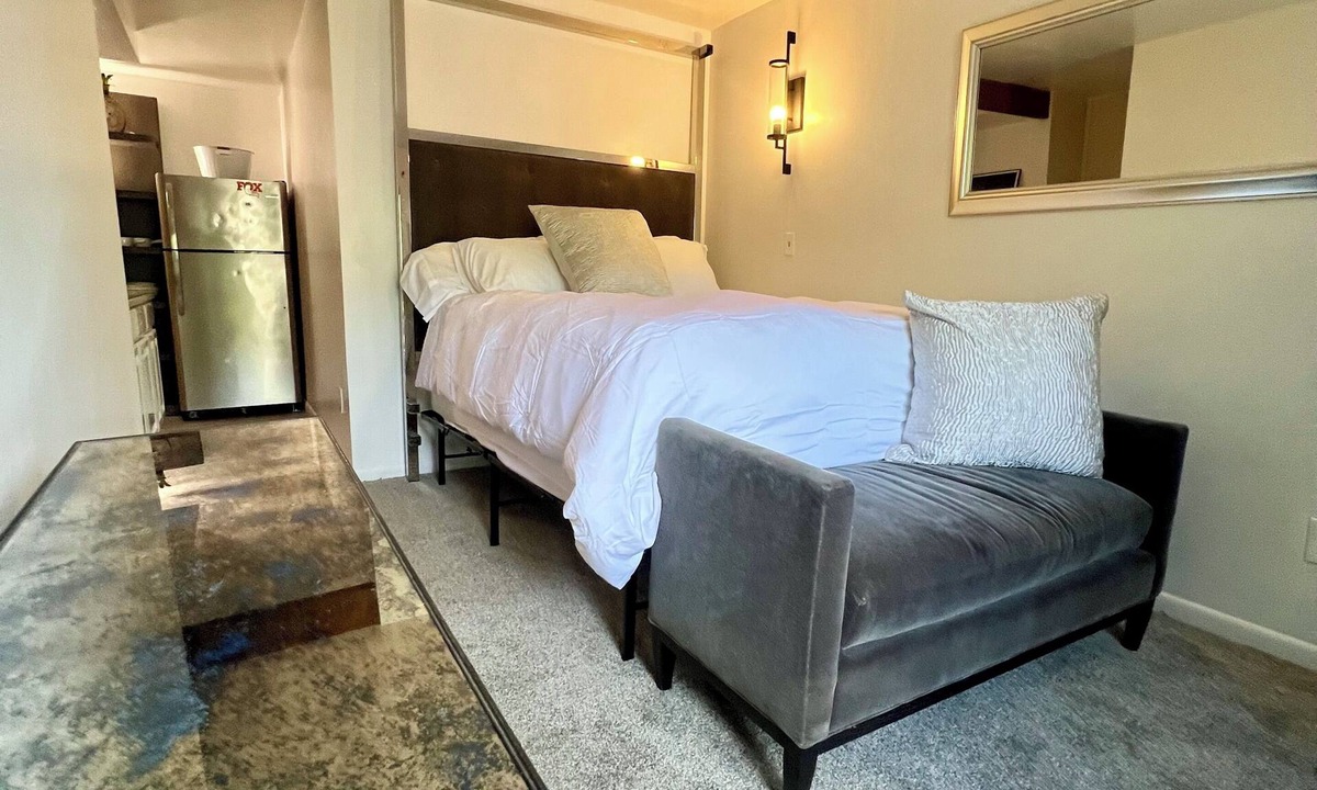 Aspen Condo | Totally refreshed Studio. Central Core. Season thru Sept. 15 or 30 day min.