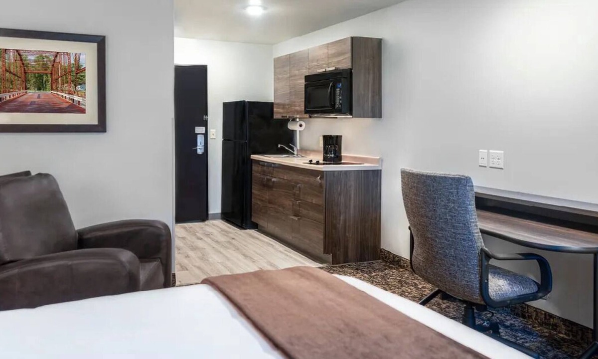 St. Joseph Hotel | Tranquil and Relaxing Stay at 4 - Room w/Kitchen Close to Local Attraction