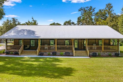 Williston House | Tranquil Suite w/Porch < 2 Mi to Cedar Lakes!