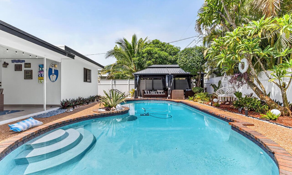 Central Business District House | Tropical South Florida Home